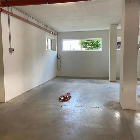 на няколко минути от летището *