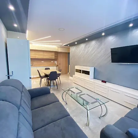 на няколко минути от летището Apartament *