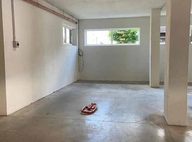 на няколко минути от летището *