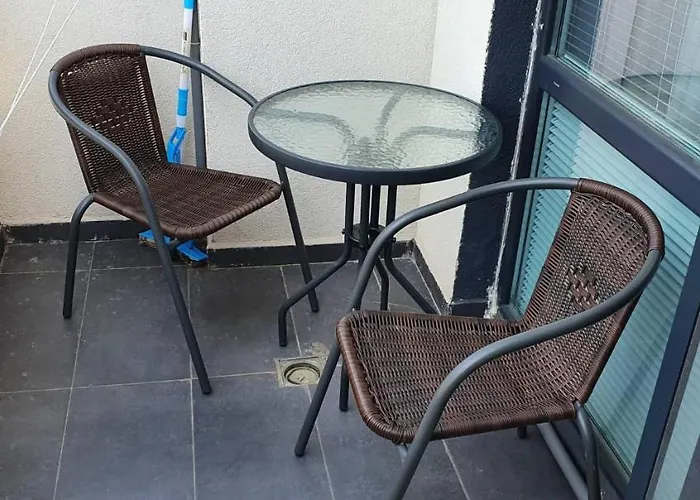 на няколко минути от летището *