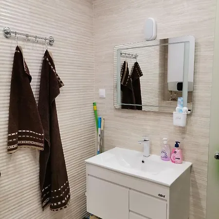 на няколко минути от летището *