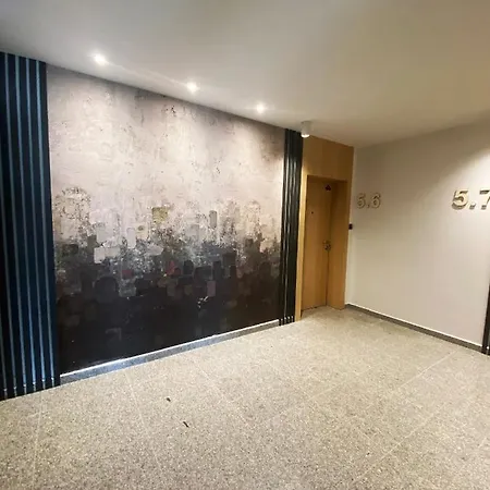 на няколко минути от летището *