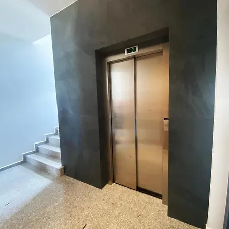 на няколко минути от летището