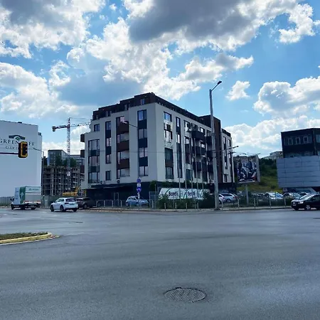 на няколко минути от летището