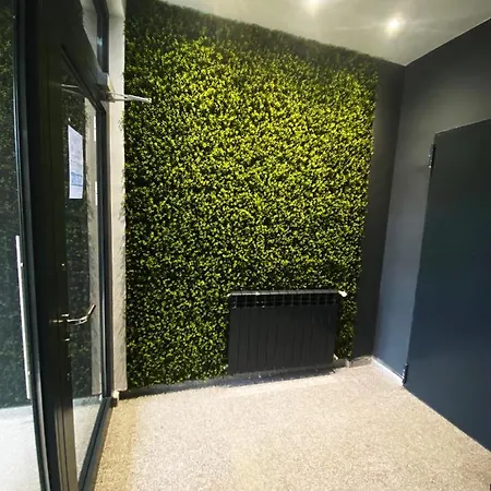 на няколко минути от летището *