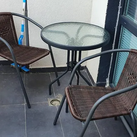 на няколко минути от летището *