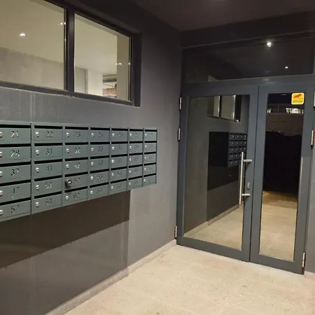 на няколко минути от летището