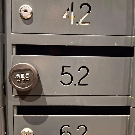 на няколко минути от летището