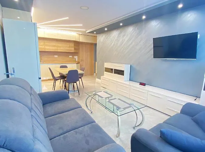 на няколко минути от летището