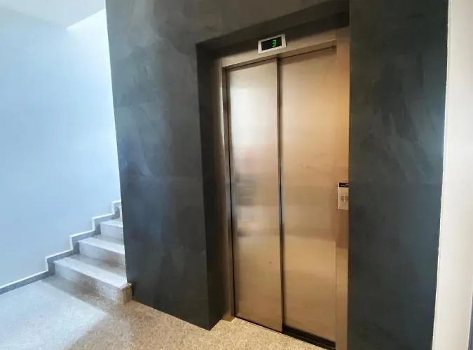 на няколко минути от летището