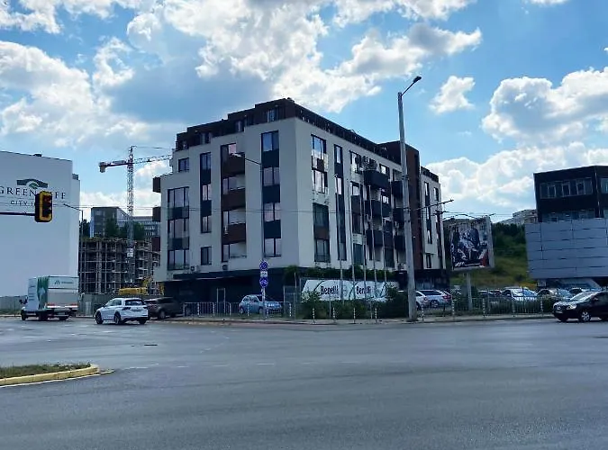 на няколко минути от летището