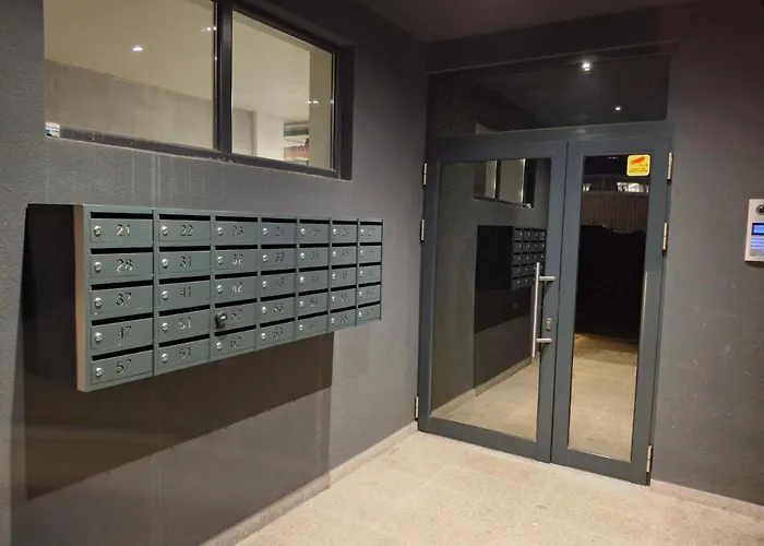 на няколко минути от летището