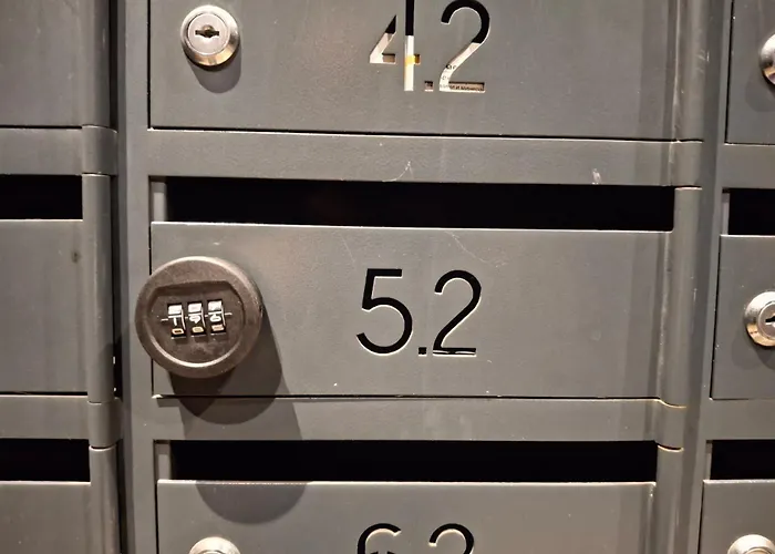 на няколко минути от летището